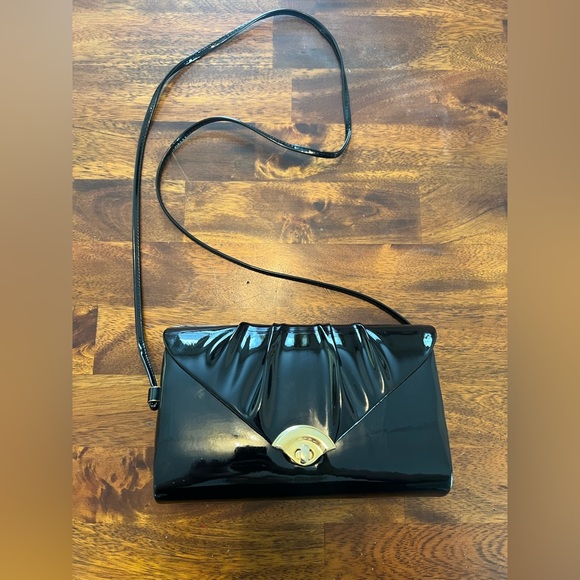 Vintage-Inspired Black Patent Shoulder Bag - Picture 2 of 5